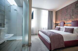 Отель VILA OPT Констанца Улучшенный номер с кроватью размера «queen-size»-10